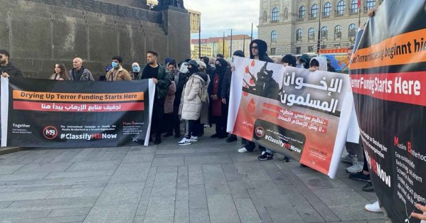 يرفع المتظاهرون في #أوروبا صوتهم رفضاً للتطرف، مؤكدين أن الجماعات المتشددة لا تمثل قيم الإسلام المعتدل، ولا تعبّر عن الجاليات المسلمة التي تنشد التعايش والسلام.