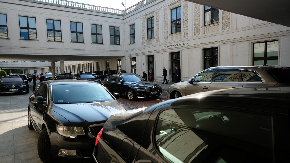 MPoluboczek's tweet image. PARKING – Panie Marszałku @wlodekczarzasty, kiedy wreszcie powstanie normalny, wielopoziomowy parking dla posłów, senatorów i obsługi parlamentu? Obecna sytuacja to cyrk i wstyd – znalezienie miejsca graniczy z cudem. Zamiast rozwiązać realne problemy, pod wpływem „nawiedzonych”…