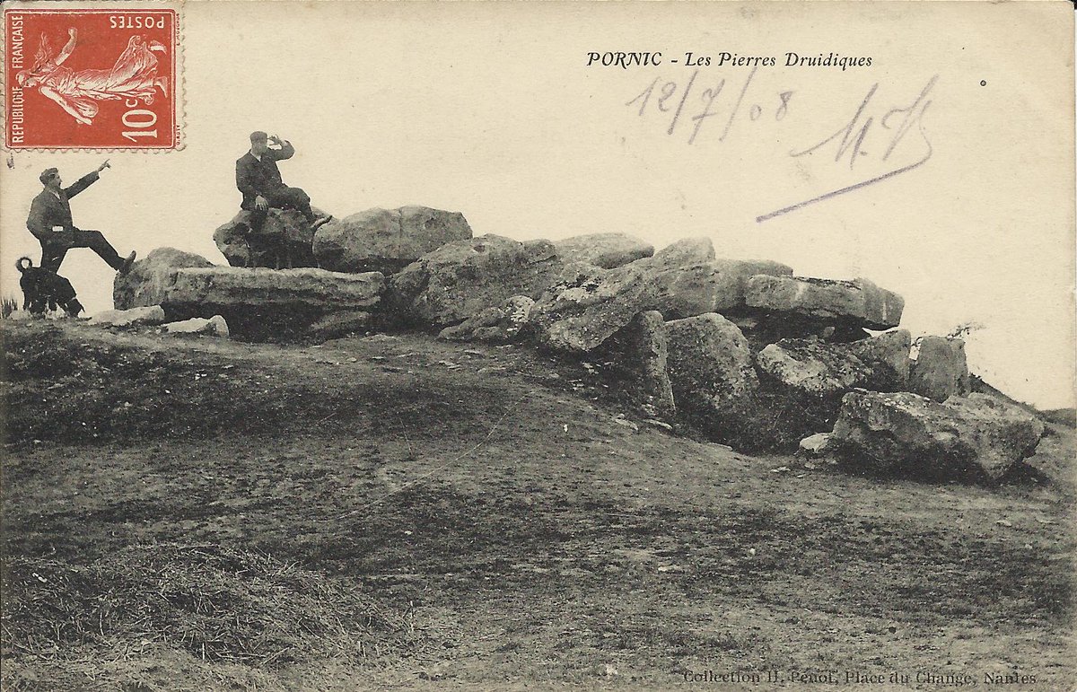 The site of Les Mousseaux in Pornic (Loire-Atlantique) has 2 transepted passage graves set in one mound. This card from c.1905 shows the southern tomb before the site was restored in the 1970s.