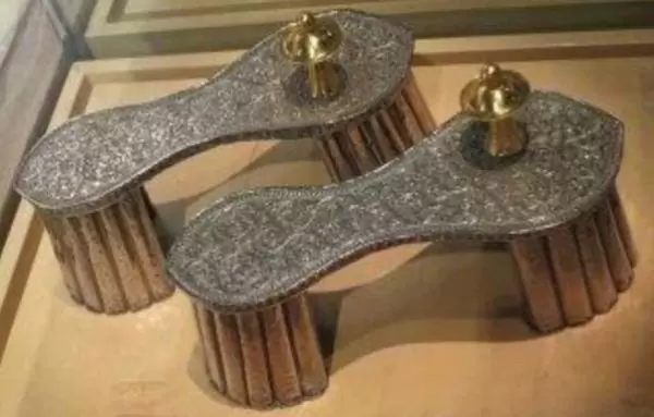viprabuddhi's tweet image. Elevated shoes have existed in India from a very long time

Here is a figurine from Ramappa temple in Telangana  predating the founding of the Ottoman empire itself

This is not even the only place, you can find it even in places like Odisha which had next to no Muslim rule