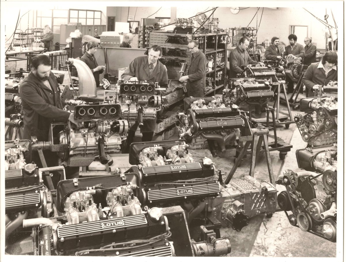 Production de moteurs Lotus type 907 à Hethel (moteur 4 cylindres d'une cylindrée de 1973 cm3, le moteur est entièrement construit en alliage d'aluminium et comporte deux arbres à cames en tête ainsi qu'une configuration à 16 soupapes) #Hethel <a href="/ClassicLotus/">Classic Team Lotus</a> <a href="/ClubLotusFrance/">Club Lotus France</a>