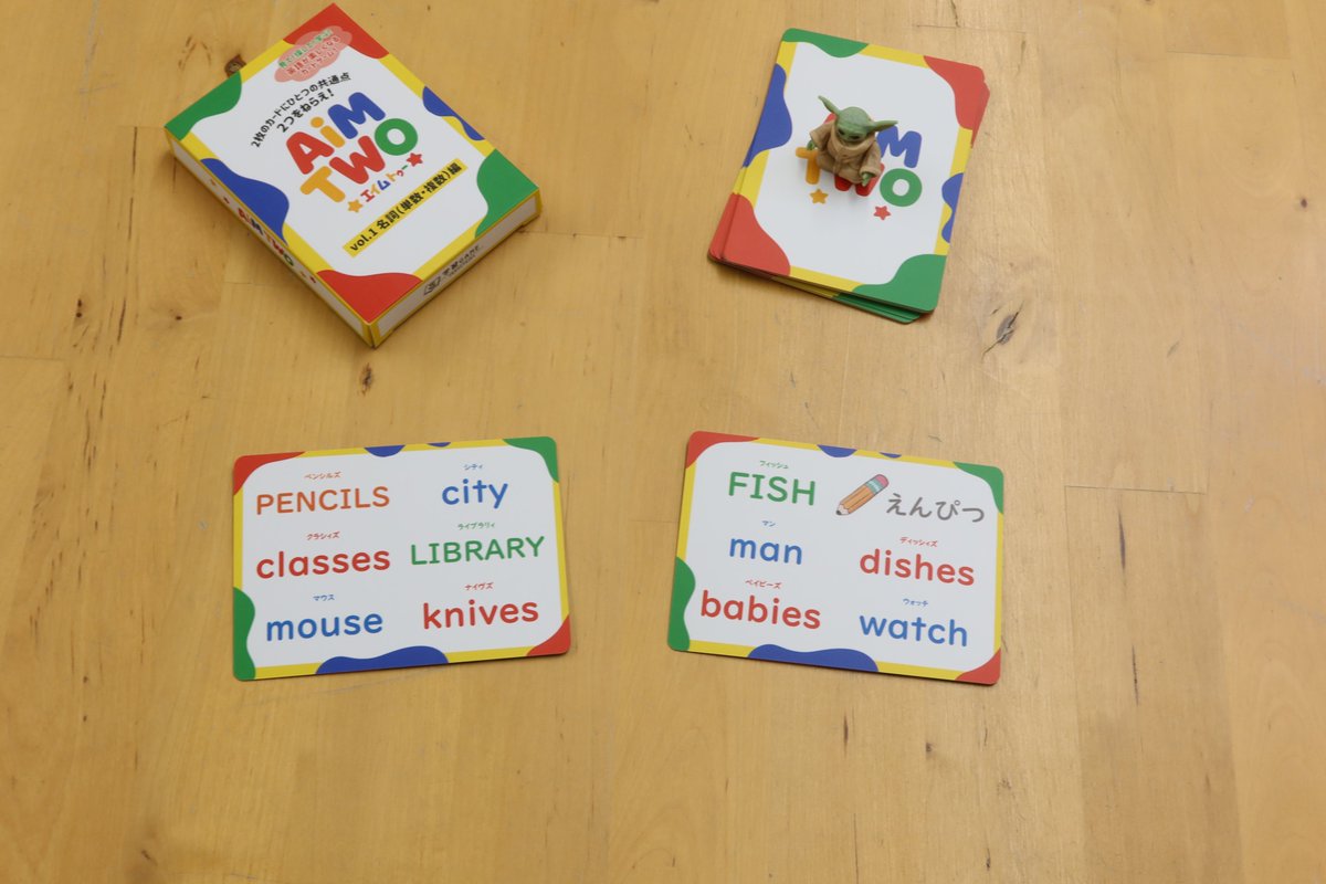 boardgame_en's tweet image. 英語力で戦いたい人向けのボードゲーム🔥
『AiM TWO』あります。

2枚のカードには「必ず1語だけ」共通の英単語が🔎
それを誰より早く見つけて宣言してカードをGET！

Vol.1 名詞（単数・複数）編
Vol.2 月・曜日編
Vol.3 不規則動詞編

ブース：両日D24
#ゲームマーケット2025秋