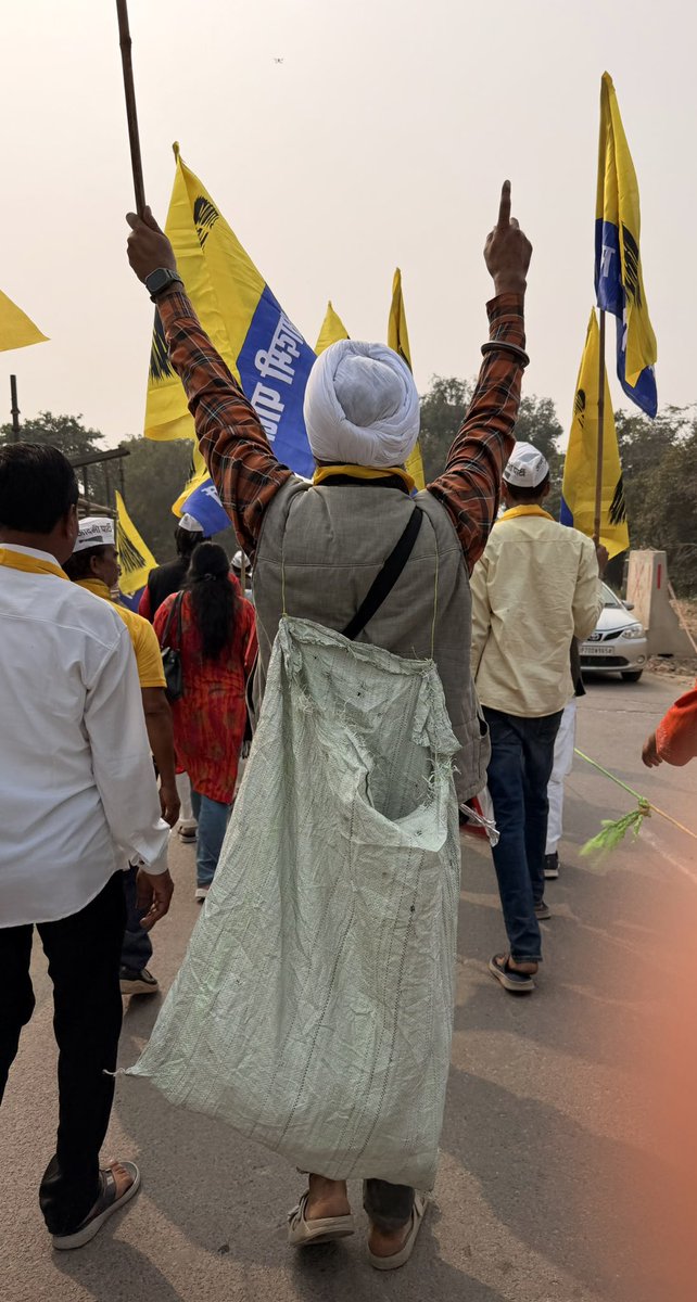 आज “रोज़गार दो - सामाजिक न्याय दो पदयात्रा का नौवाँ दिन है. तस्वीर में पीठ पर प्लास्टिक की बोरी टांगे <a href="/pritsaluja4309/">Pritpal singh saluja</a> भाई हैं, पूरी विनम्रता से रास्ते भर चलता फिरता डस्टबिन बने हुए, पंक्तिबद्ध हो कर चल रहे हैं. ऐसे ही साथी <a href="/AamAadmiParty/">AAP</a> की नींव की ईंट हैं.