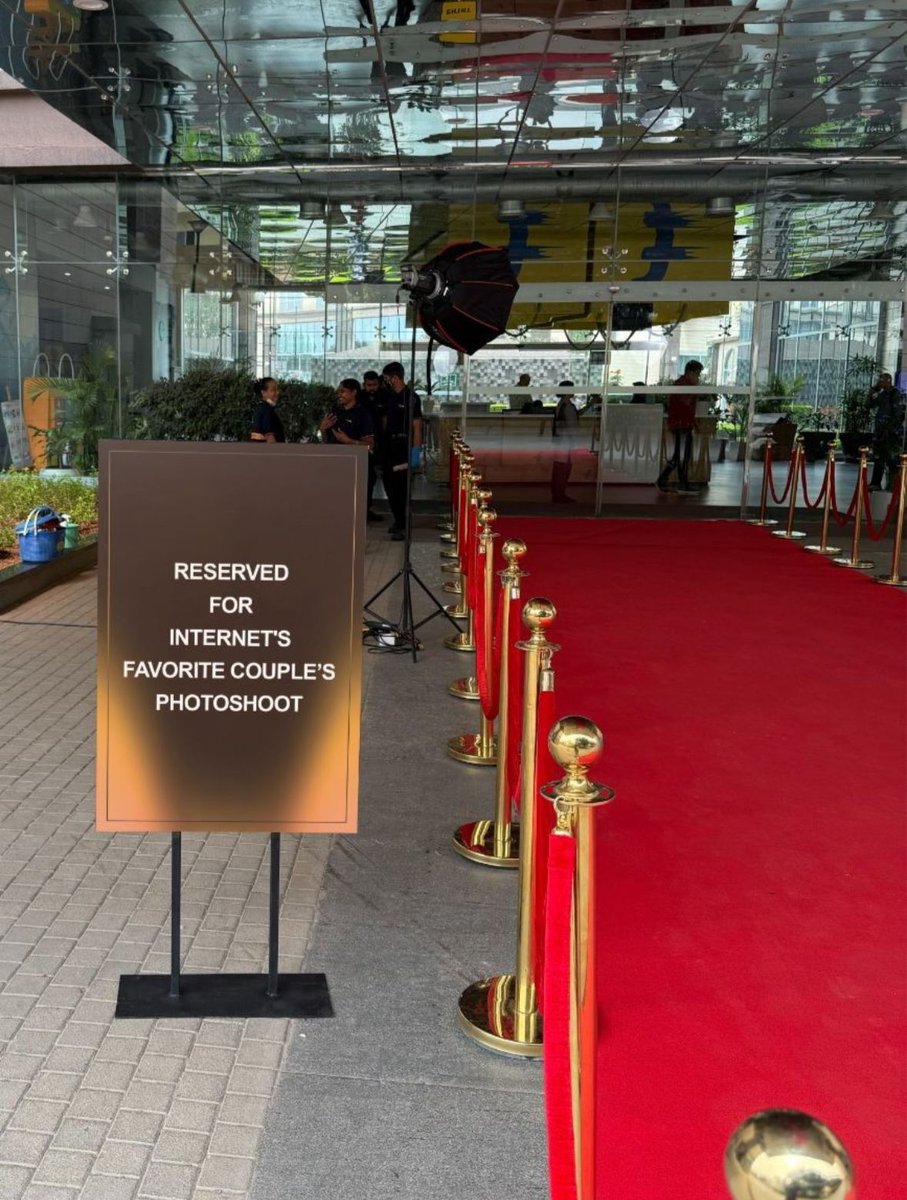 amit_code's tweet image. Aaj ke vibe mein suspense, glamour aur thoda sa Bollywood masala — sab kuch included hai.
Bas missing piece hai woh two people everyone is talking about.
Any couple in your mind? #internetfavouritecouple