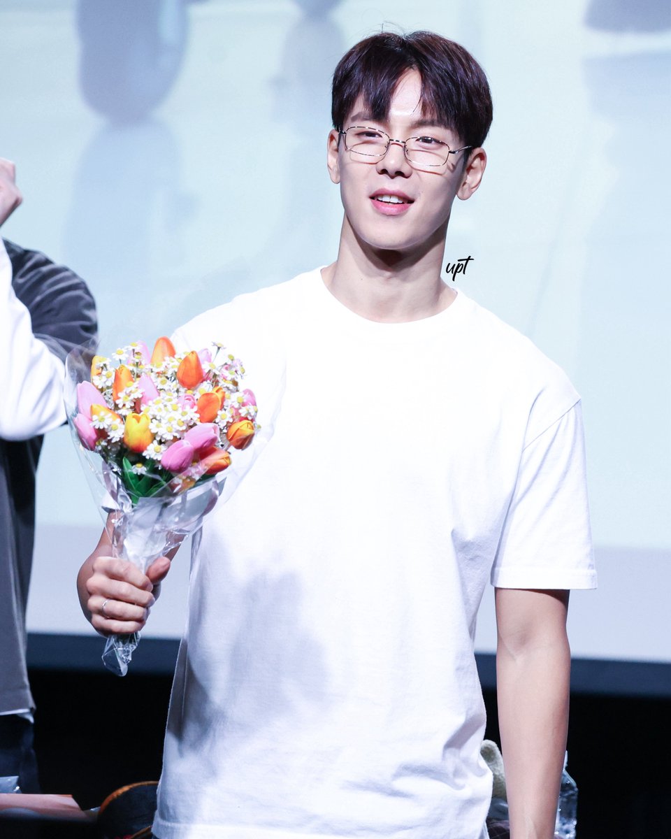 mbb_da_'s tweet image. 251026 위드뮤 대면 팬싸

셔누한테 꽃 받을 사람~

#몬스타엑스 #monsta_x 
#셔누