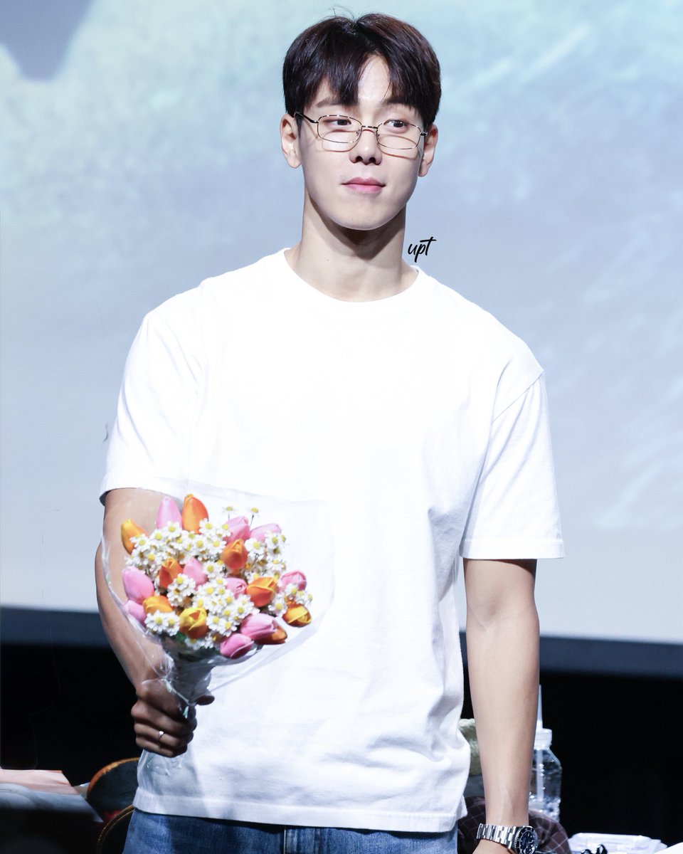 mbb_da_'s tweet image. 251026 위드뮤 대면 팬싸

셔누한테 꽃 받을 사람~

#몬스타엑스 #monsta_x 
#셔누