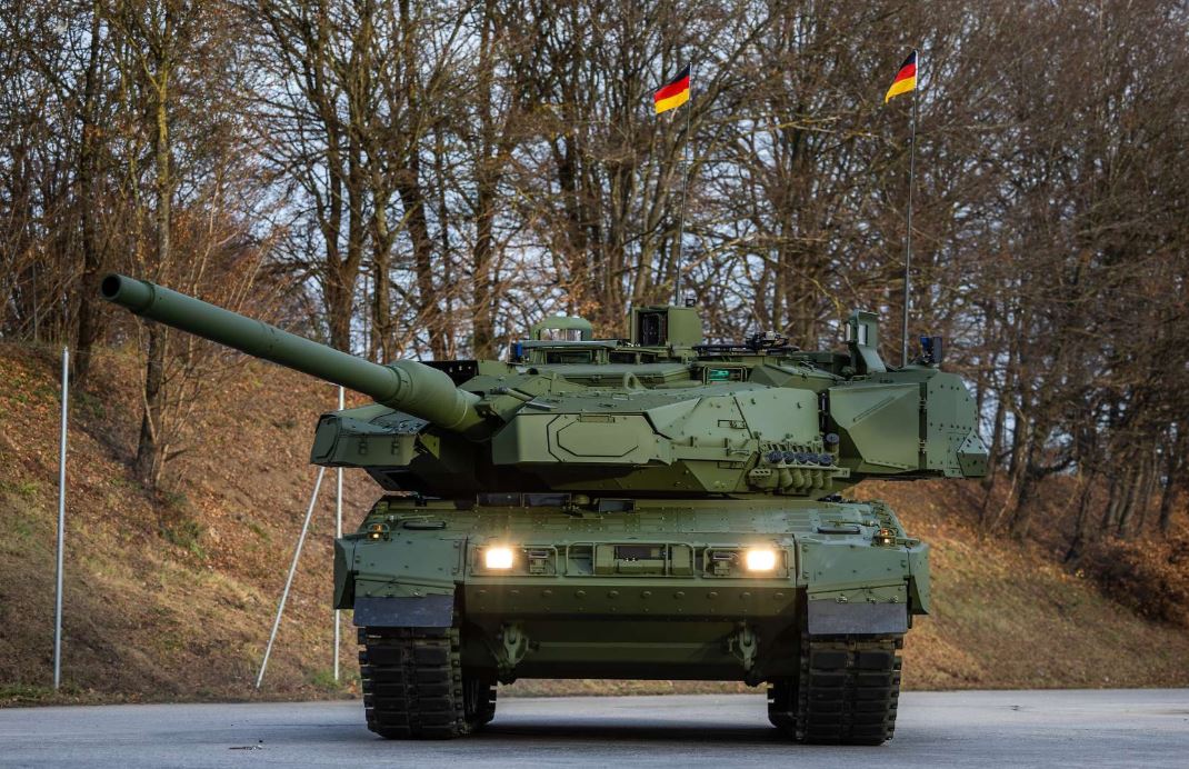 DefenseMirror's tweet photo. Germany Unveils Leopard 2A8 after 30 Years without New Battle Tank::

https://t.co/DssshjMn4t

#Germany #Bundeswehr #Leopard2A8 #KNDS #Defense #ArmoredForces #EuropeSecurity https://t.co/NCQ8xSYHfH