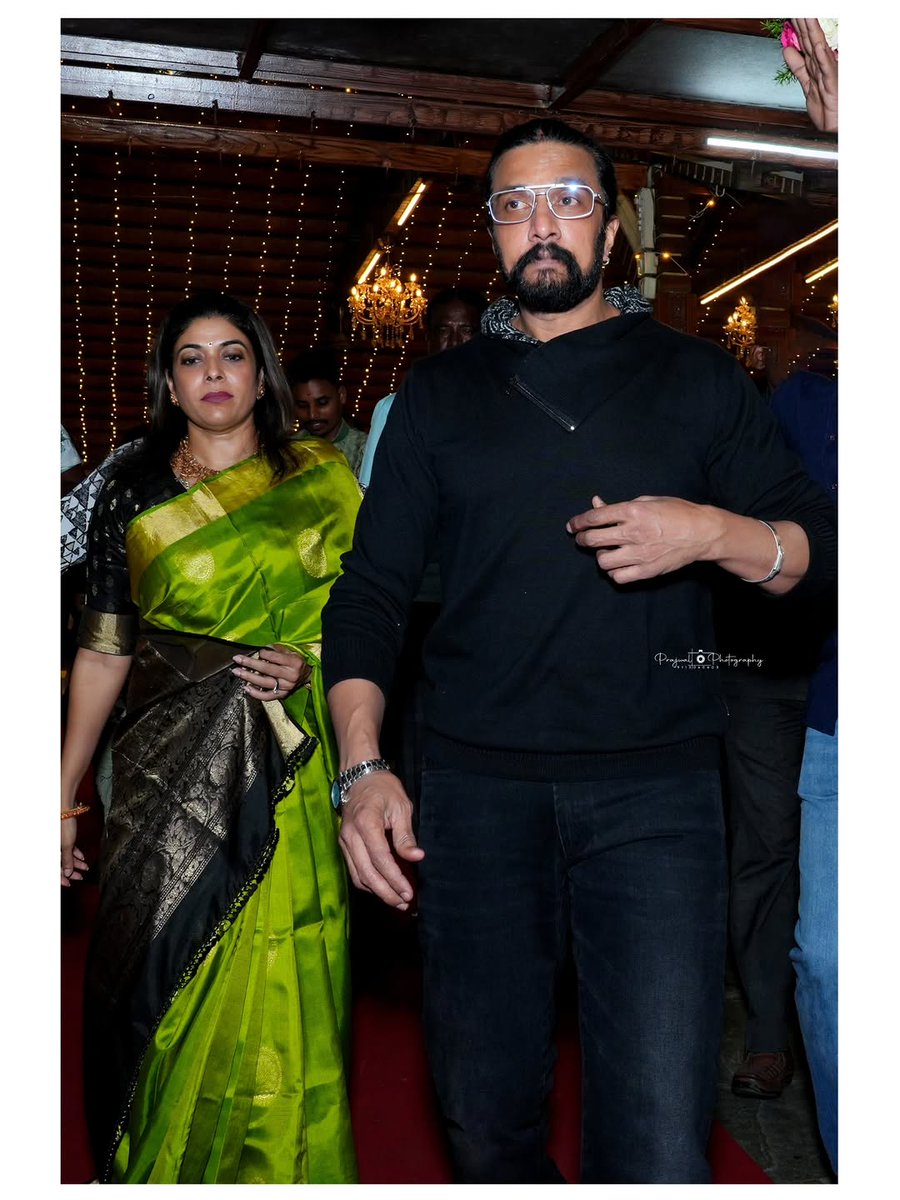 Kichcha_Athani's tweet photo. 🔥 Pure fire last night at Balan Farm Convention Center! Boss @KicchaSudeep & Attige owned the stage with killer swag, unbeatable charm, and endless Kiccha energy! Hearts captured, family goals set in stone forever! 🫰💥 #KicchaSudeep #BalanFarmMagic #KicchaAttigeVibes #SwagKing https://t.co/9EJtCRWeX0
