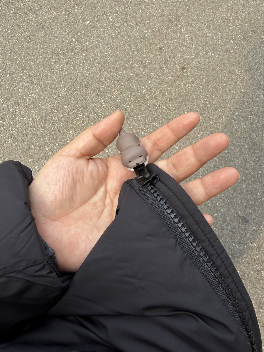 offoffonoff's tweet photo. 지퍼에 끼우는 악세서리… 진짜 너무 귀여움
내 패딩 지퍼 사이에 수달이 있는 줄 아무도 모를거야 ~~~ https://t.co/9dOSNypAUe