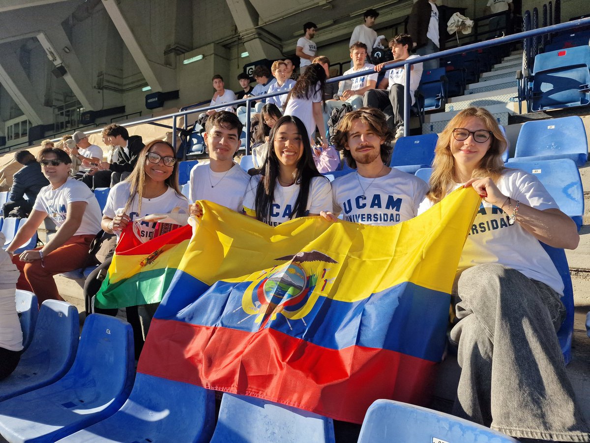 UCAM's tweet photo. 👋🏻 #HolaUCAM #HelloUCAM
🌍 Banderas de todo el mundo ya empiezan a poblar las gradas de La Condomina en nuestra Bienvenida Internacional. https://t.co/G3j75MwJcH