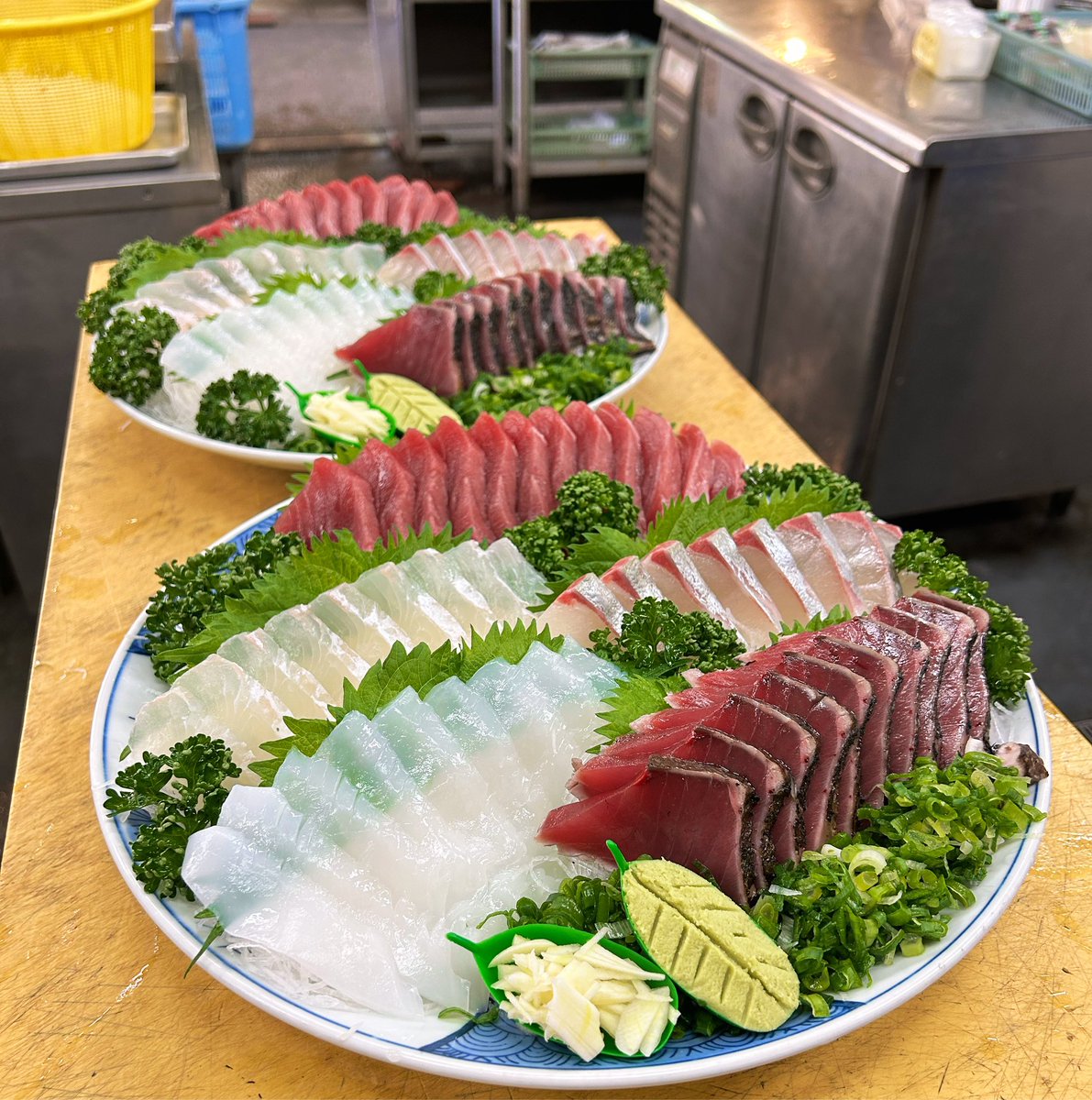 katuo2go's tweet image. 中鉢を2枚。いつものおすすめ盛り。
これで本日の仕事は終了。
お疲れ様ですまた明後日。