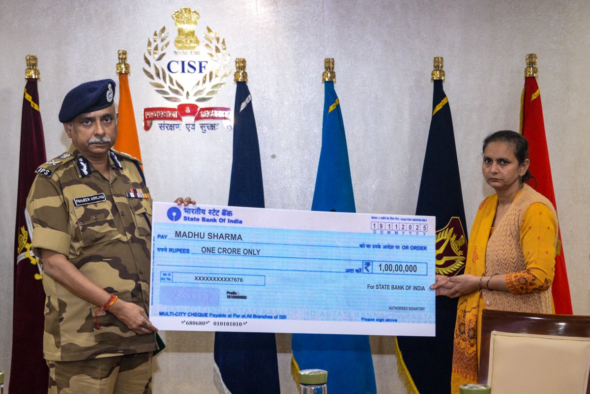 CISFHQrs's tweet image. CISF Honouring its Bravehearts

At a solemn ceremony held at CISF HQrs, New Delhi on 19.11.25, graced by the DG CISF and senior officials from SBI and CISF, an additional assistance of ₹1 crore (under CAPSP) was extended to the families of HC/GD Anand Kumar and HC/GD Manoj Kumar…