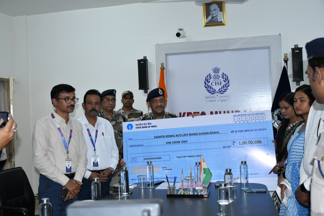 CISFHQrs's tweet image. CISF Honouring its Bravehearts

At a solemn ceremony held at CISF HQrs, New Delhi on 19.11.25, graced by the DG CISF and senior officials from SBI and CISF, an additional assistance of ₹1 crore (under CAPSP) was extended to the families of HC/GD Anand Kumar and HC/GD Manoj Kumar…