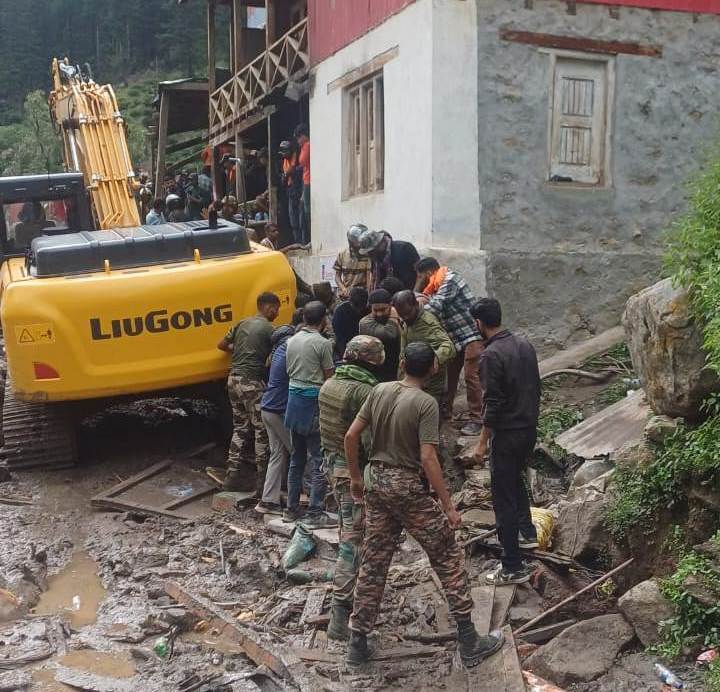 CISFHQrs's tweet image. CISF Honouring its Bravehearts

At a solemn ceremony held at CISF HQrs, New Delhi on 19.11.25, graced by the DG CISF and senior officials from SBI and CISF, an additional assistance of ₹1 crore (under CAPSP) was extended to the families of HC/GD Anand Kumar and HC/GD Manoj Kumar…