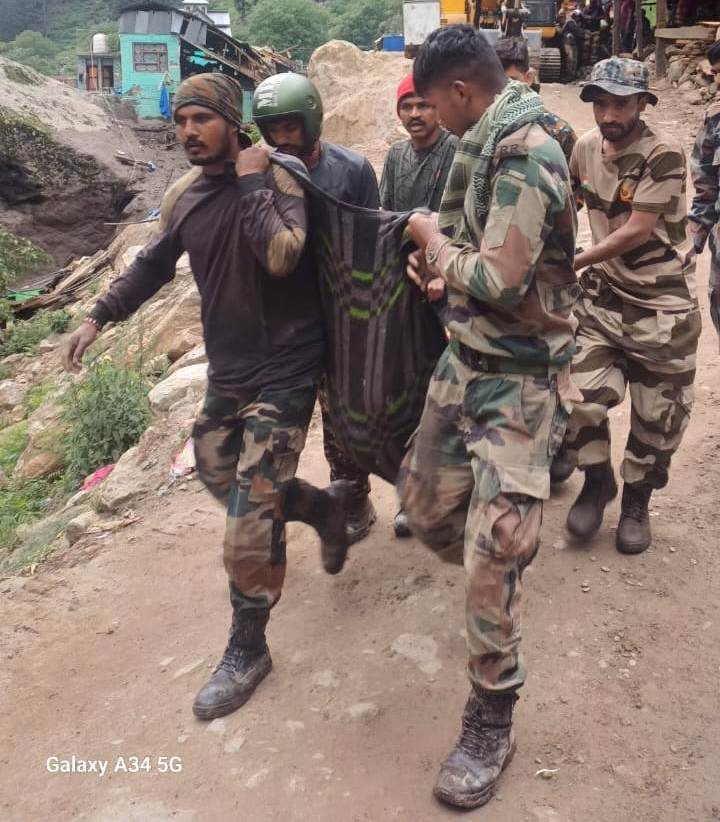 CISFHQrs's tweet image. CISF Honouring its Bravehearts

At a solemn ceremony held at CISF HQrs, New Delhi on 19.11.25, graced by the DG CISF and senior officials from SBI and CISF, an additional assistance of ₹1 crore (under CAPSP) was extended to the families of HC/GD Anand Kumar and HC/GD Manoj Kumar…