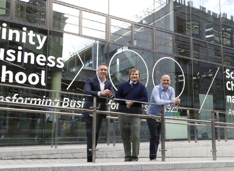 Trinity Business School에서 Stani Kulechov(가운데)가 Laurent Muzellec 교수(오른쪽) 및 Lory Kehoe(왼쪽)와 함께