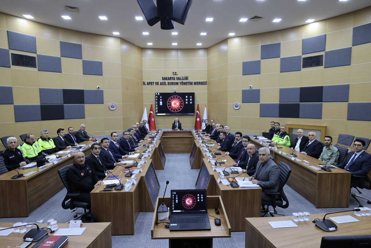 📍Valilik Toplantı Salonu

Valimiz Sayın Rahmi Doğan’ın başkanlığında; Büyükşehir Belediye Başkanı Yusuf Alemdar, Vali Yardımcısı Selda Dural, İlçe Kaymakamları ve ilgili yetkililerin katılımıyla, kış şartlarındaki olumsuz hava koşullarında alınacak önlemler, iş birliğinin ve