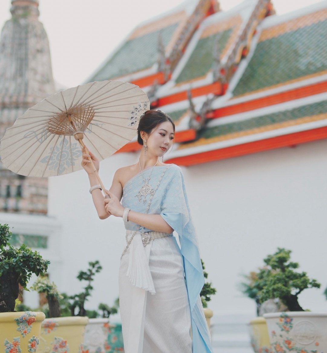 0xsy33333's tweet image. 去年的今天參加 #Devcon  順便跑去穿泰服

有天吃飯的時候被路人問 Are you Thai ?？？？？
本來不覺得像，今天跳動態出來好像有點🤣

想到我高中的綽號還真的叫泰國公主⋯