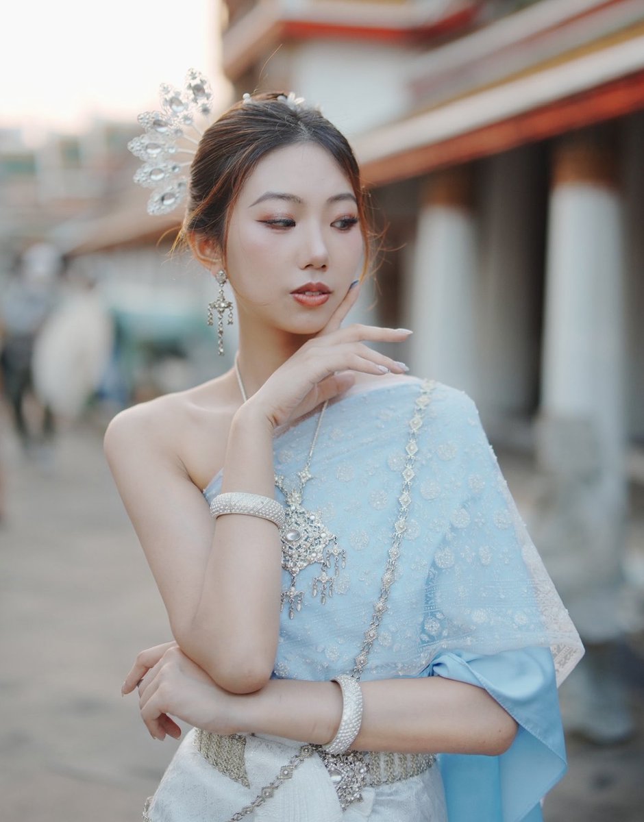 0xsy33333's tweet image. 去年的今天參加 #Devcon  順便跑去穿泰服

有天吃飯的時候被路人問 Are you Thai ?？？？？
本來不覺得像，今天跳動態出來好像有點🤣

想到我高中的綽號還真的叫泰國公主⋯