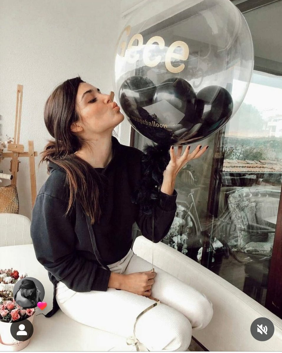 En tan sólo cinco días, la felicidad completa para Hande con todos sus seres queridos cumpliendo un añito más, viniendo cargado de éxitos.
#HandeErçel