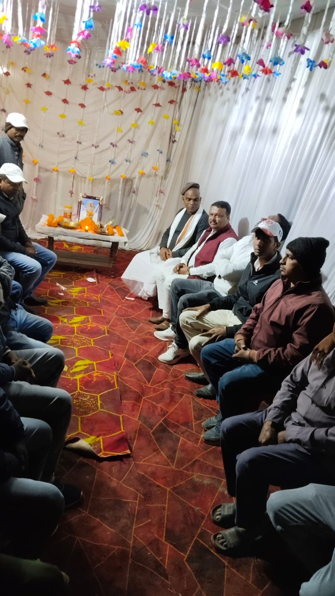 amityadavmla's tweet image. इचाक प्रखंड के ग्राम डुमरौन निवासी संतोष ठाकुर जी के पिताजी के श्राद्धकर्म के दशकर्म में शामिल होकर श्रद्धांजलि अर्पित की।