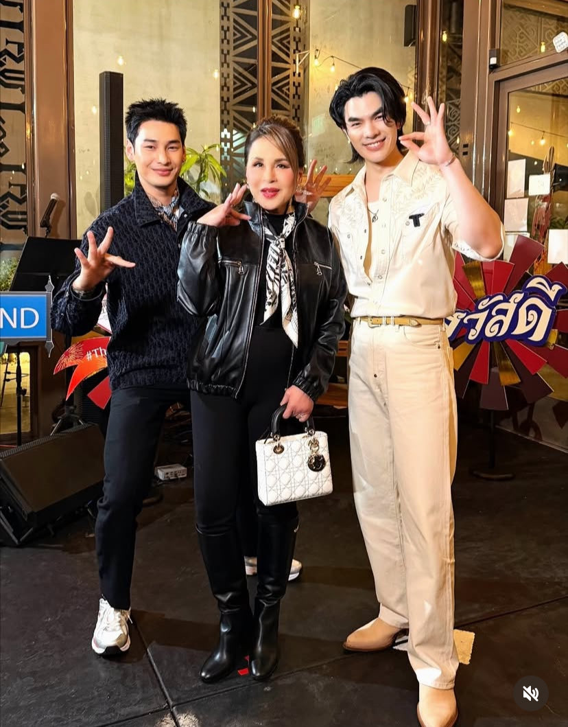 iamisus's tweet image. ท๊าด้า ไม่ว่างไม่ใช่ไม่สวย 5555555 ไอจีทูลกระหม่อมอัพรูปมายอาโปเยอะกว่าจากค่ายอีก