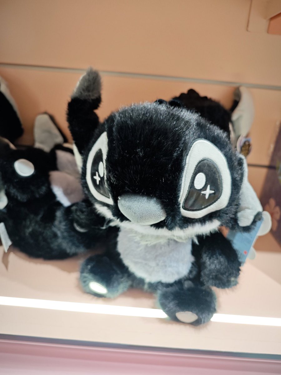 Vanello64579's tweet image. Stitch Shanghai City Exclusive just released! 💙🏙️ Only sold in Shanghai — super limited.
I’m a Shanghai-based toy hunter providing proxy buying for overseas collectors. DM if you want this Stitch or need help with China-only drops.
#Stitch #DisneyCollectors #ShanghaiExclusive
