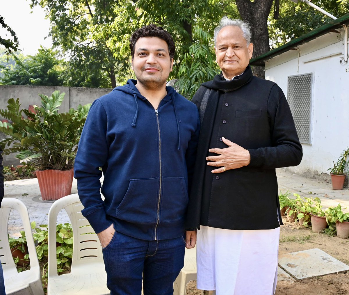 कॉंग्रेस पार्टी और गहलौत साब के सच्चे कार्यकर्ता बड़े भाई <a href="/Parth_Pareek20/">Parth Pareek</a> को जन्मदिन की बहुत-बहुत बधाई और शुभकामनाएं.