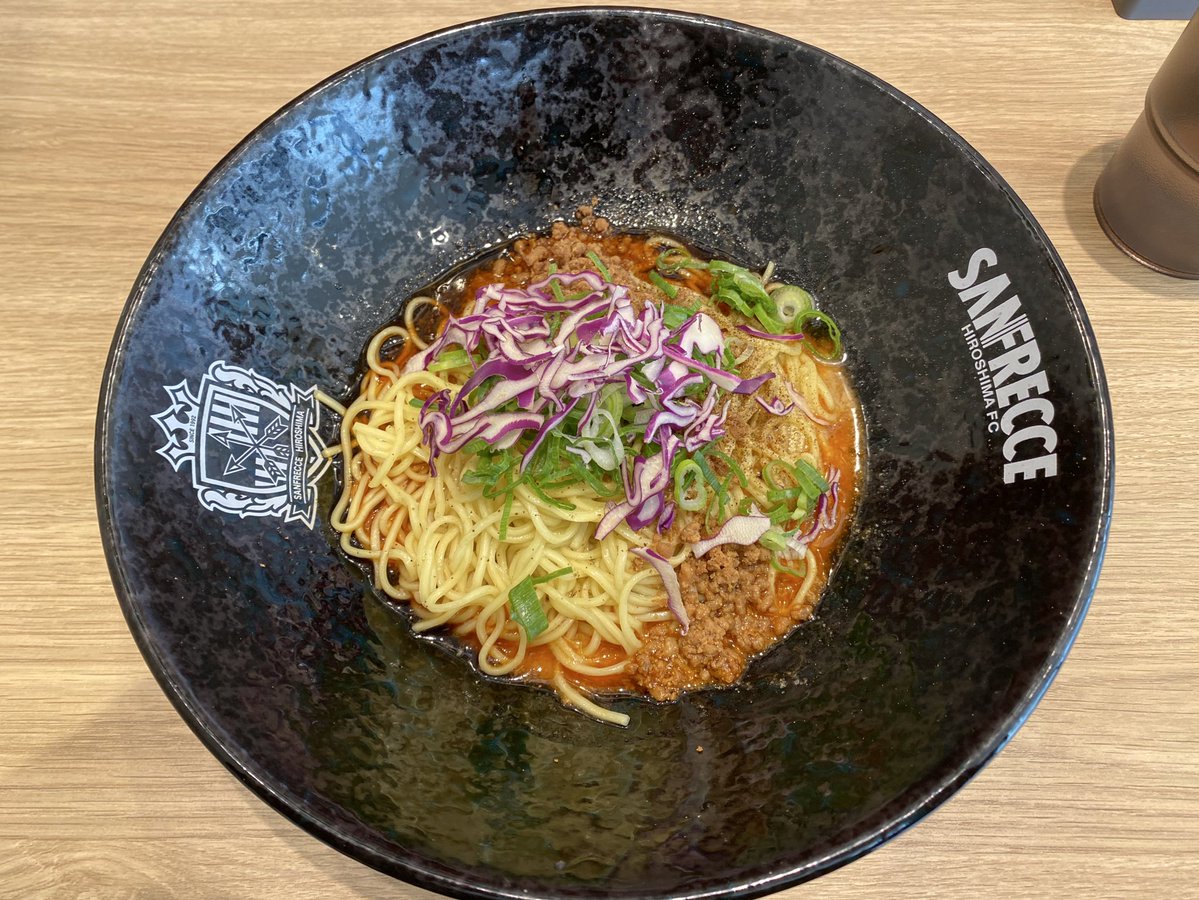 yokke4's tweet image. これから出社🚃
昨日は体調不良で早退&amp;amp;寝込み💤
でもインフルじゃなくてよかたー。

◀️昨日のランチ
　３日連続の汁なし担々麺 #翼2nd 

▶️奥さまの手作りディナー
　感謝🥲