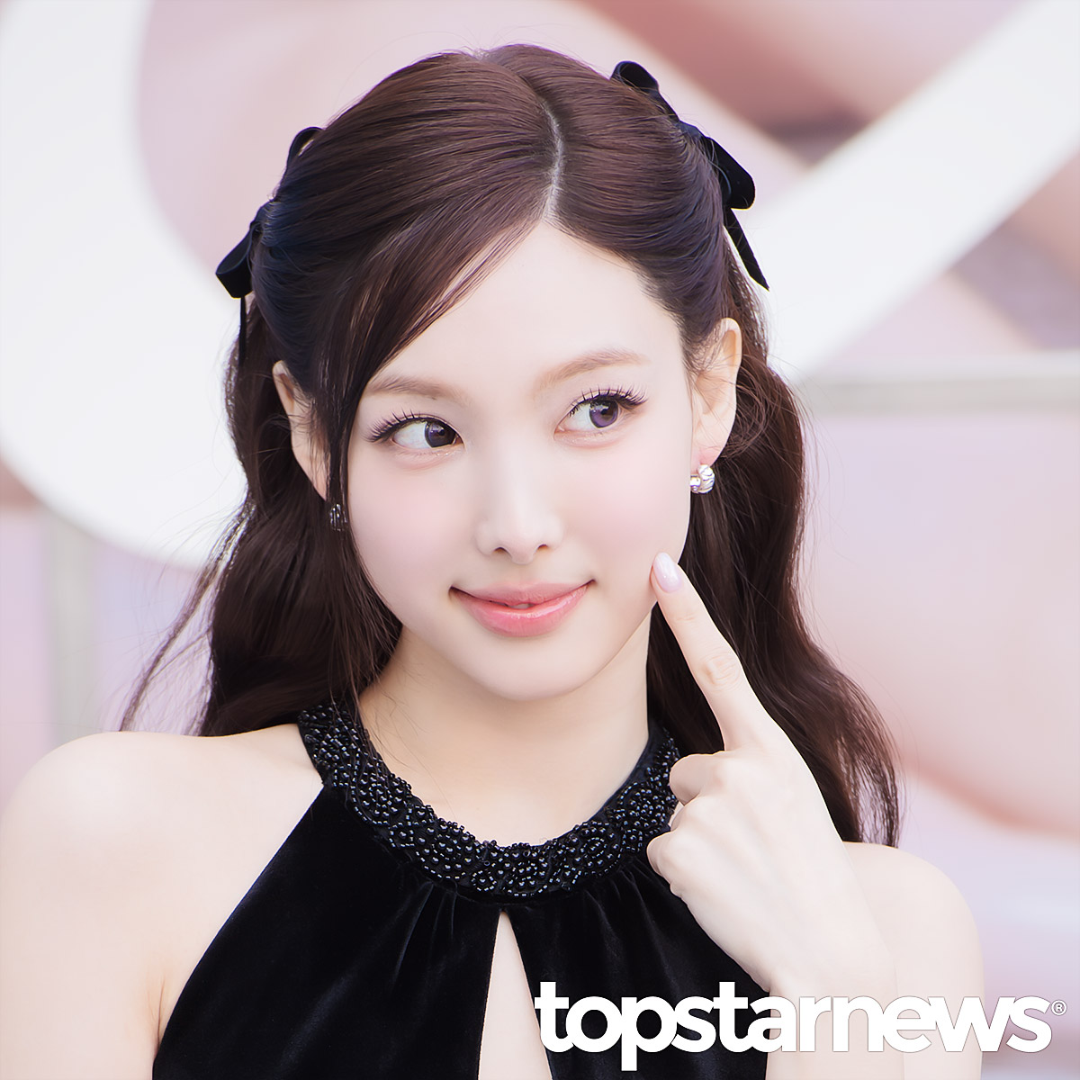 트와이스 나연, ‘귀여워’ (퓌 포토월) [HD포토] #나연 #트와이스 #TWICE #퓌 #fwee #포토월 #프리뷰 topstarnews.net/news/articleVi… <- Original Photo