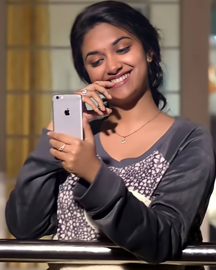 ival_poet's tweet image. காலை எழுந்தவுடன்... கைப்பேசியை தேடுகிறேன்...

உன் குறுஞ்செய்திகளைப் பார்பதற்கு...

அது போதும் இந்நாள் இனிமையாக..❤️