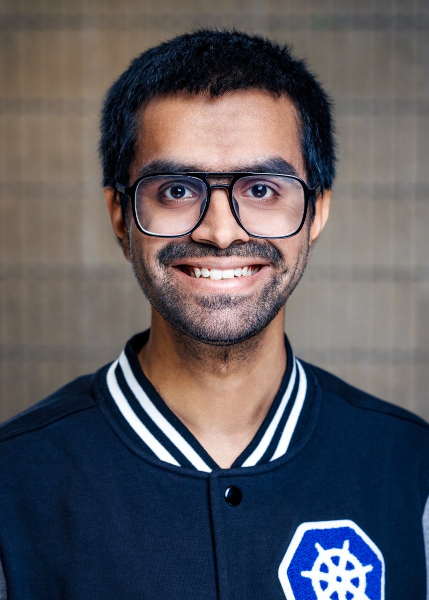 HowDevelop's tweet image. Mandatory bi-annual @CloudNativeFdn @KubeCon_  headshots at KubeCon NA honing a wonderful @kubernetesio Jersey and my favorite @Docker Captain&apos;s Jacket 😎