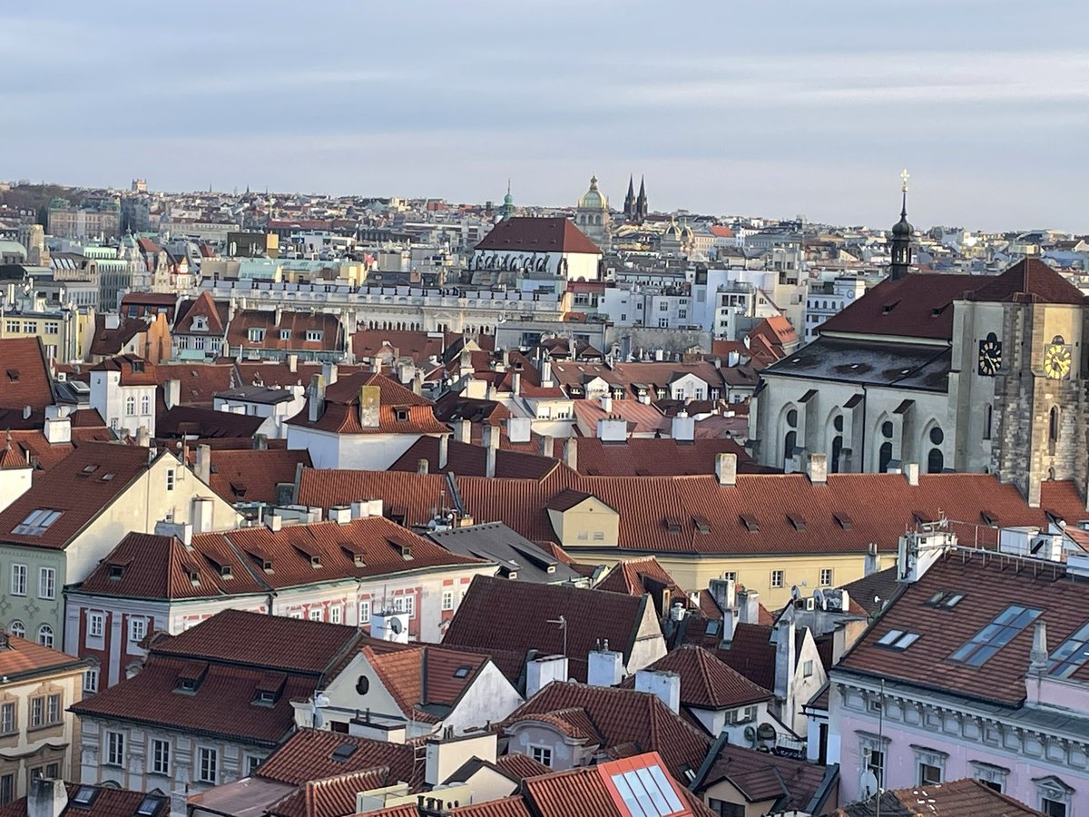 t_echizen's tweet image. クレメンティヌム（61章）２階の図書室（63章）

※「悪魔の聖書」（36章など）は現在スウェーデンに

３階から上には天文塔など古来の施設

最上階の展望台は最高の美形だけど、かなりこわい😱（無理して微笑んでいます）

#PR #プラハ #チェコへ行こう #cityofsecrets