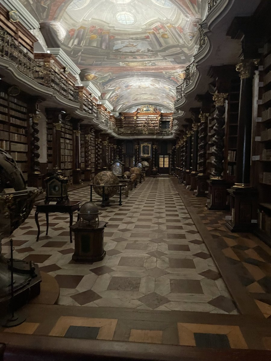 t_echizen's tweet image. クレメンティヌム（61章）２階の図書室（63章）

※「悪魔の聖書」（36章など）は現在スウェーデンに

３階から上には天文塔など古来の施設

最上階の展望台は最高の美形だけど、かなりこわい😱（無理して微笑んでいます）

#PR #プラハ #チェコへ行こう #cityofsecrets