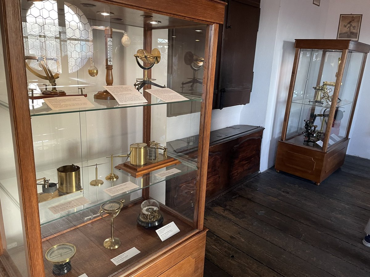 t_echizen's tweet image. クレメンティヌム（61章）２階の図書室（63章）

※「悪魔の聖書」（36章など）は現在スウェーデンに

３階から上には天文塔など古来の施設

最上階の展望台は最高の美形だけど、かなりこわい😱（無理して微笑んでいます）

#PR #プラハ #チェコへ行こう #cityofsecrets