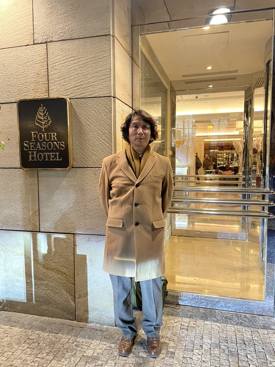 t_echizen's tweet image. ラングドンとキャサリンが宿泊したフォーシーズンズ・ホテル

ロビー

ラングドンがベーコン🥓味のカクテル（実際に過去に存在していたらしい）を飲んだバー

だれかさんは川のこのあたりに飛びこんだと思われる（4章）

#PR #プラハ #チェコへ行こう #cityofsecrets