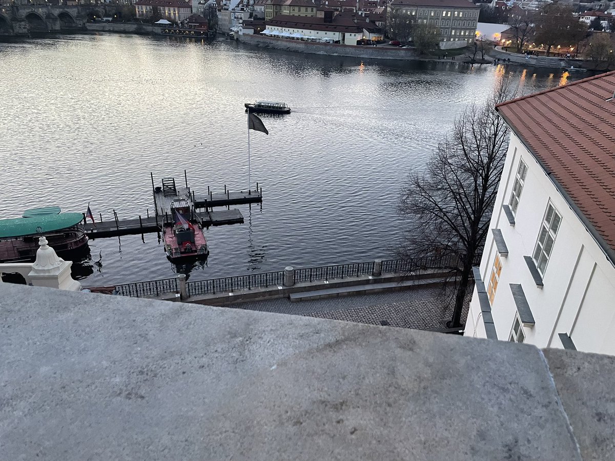 t_echizen's tweet image. ラングドンとキャサリンが宿泊したフォーシーズンズ・ホテル

ロビー

ラングドンがベーコン🥓味のカクテル（実際に過去に存在していたらしい）を飲んだバー

だれかさんは川のこのあたりに飛びこんだと思われる（4章）

#PR #プラハ #チェコへ行こう #cityofsecrets