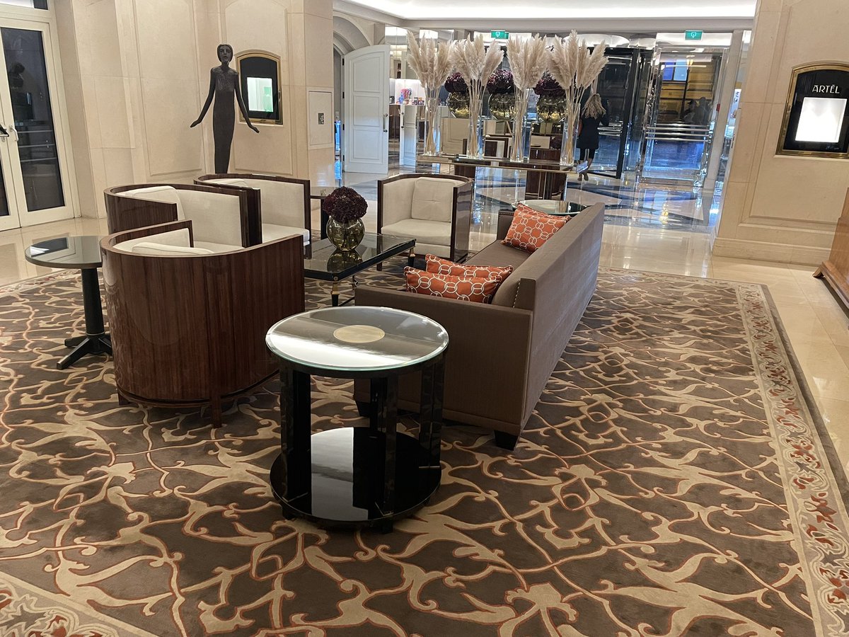 t_echizen's tweet image. ラングドンとキャサリンが宿泊したフォーシーズンズ・ホテル

ロビー

ラングドンがベーコン🥓味のカクテル（実際に過去に存在していたらしい）を飲んだバー

だれかさんは川のこのあたりに飛びこんだと思われる（4章）

#PR #プラハ #チェコへ行こう #cityofsecrets