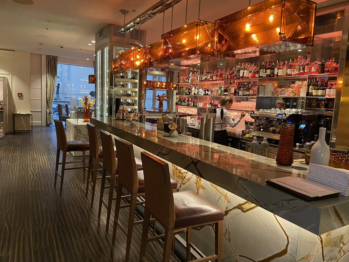 t_echizen's tweet image. ラングドンとキャサリンが宿泊したフォーシーズンズ・ホテル

ロビー

ラングドンがベーコン🥓味のカクテル（実際に過去に存在していたらしい）を飲んだバー

だれかさんは川のこのあたりに飛びこんだと思われる（4章）

#PR #プラハ #チェコへ行こう #cityofsecrets