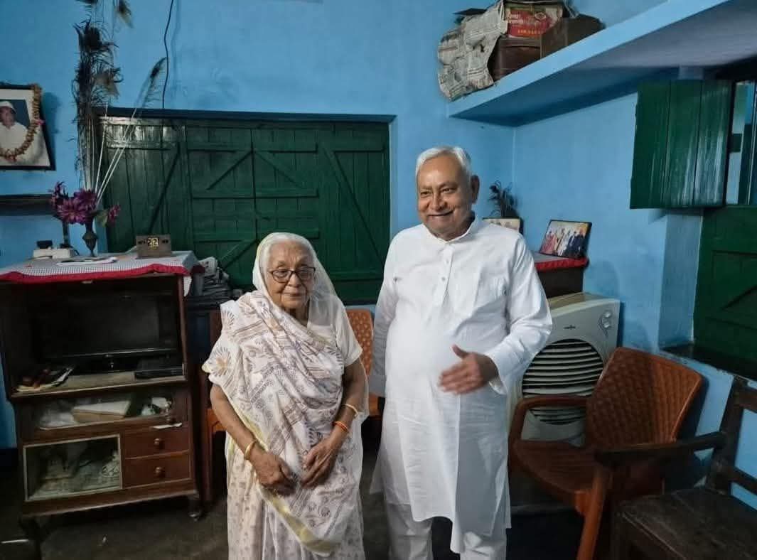 मुख्यमंत्री नीतीश कुमार जी अपनी बड़ी बहन ऊषा  देवी जी के साथ..!

जनसमर्थन की खुशी चेहरा पे साफ देख सकते है..!

Jai ho 🙏