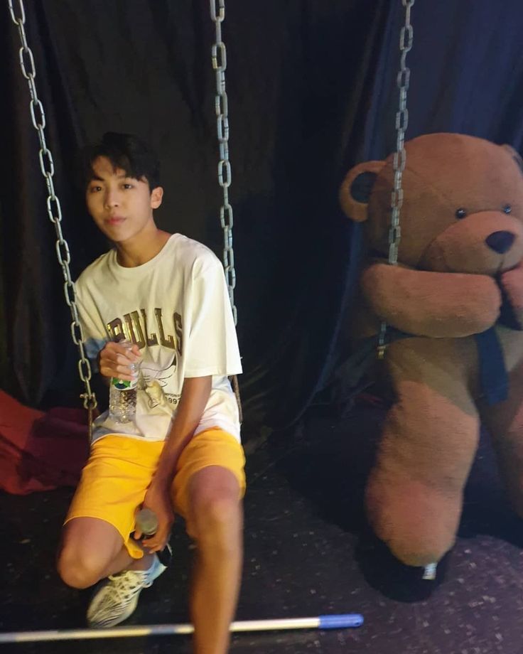 jwoocham's tweet image. Who needs a girl if you got a huge teddy bear as your partner? 😎