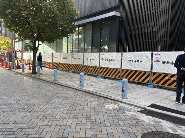 honmal_sanseido's tweet photo. 新本店（神田神保町本店）のすずらん通り側の囲いが少し低くなりました。タイミングよく前を通ると、扉が開いていて中の様子が少し見える時もあります。
お近くを通られる際は、是非ご覧いただければと思います！！ https://t.co/pa3KRV3okS