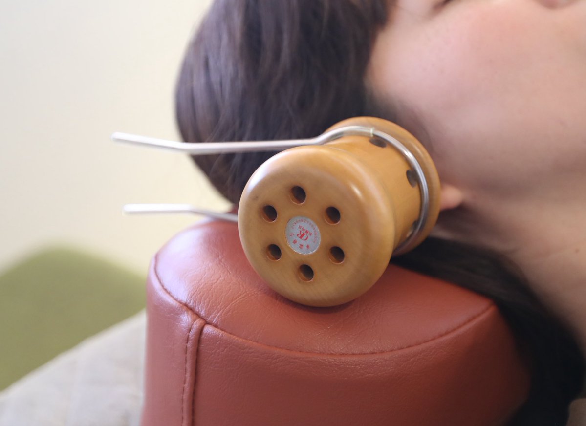 hari_kyu_calm's tweet image. 寒さが増してくると、じんわりくる“耳の冷え”が自律神経にも影響を与えます。
そんな時こそ【耳を温めるセルフケア】が効果的。

当院では、じんわり奥まで届く「邵氏温灸器（しょうしおんきゅうき）」を使用。ペットのわんちゃんや猫ちゃんにも使える安全で優しい温灸です☺️