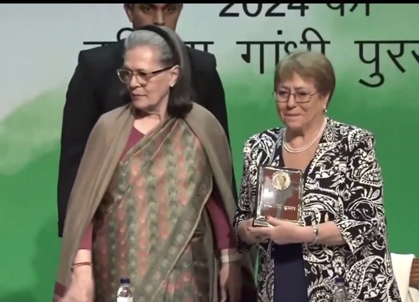 MrSinha_'s tweet image. You know who this lady is, receiving the “Indira Gandhi Prize for Peace” from Sonia Gandhi?

She’s former Chilean President and self-proclaimed “human rights activist” Michelle Bachelet.

Most of the “India is oppressing Muslims”, “India is violating human rights” type global…
