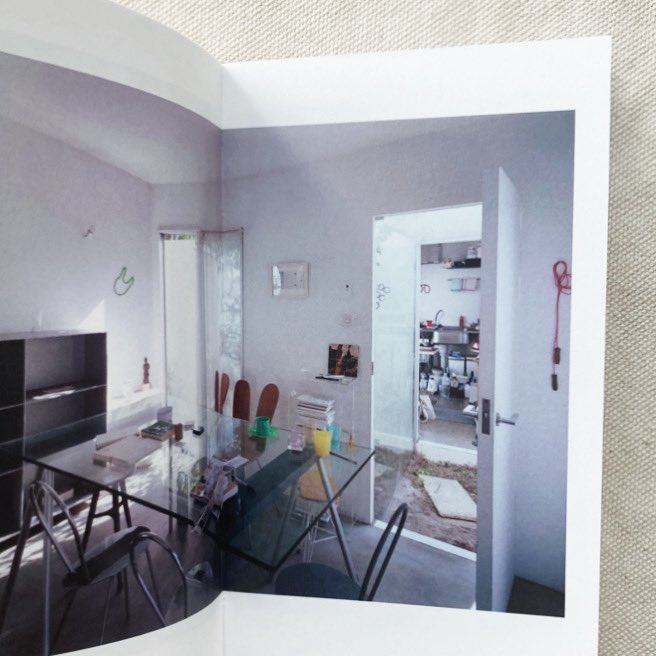 建築家・西沢立衛さんの代表作のひとつとして知られる森山邸で開催された、美術家・木下理子さんの展覧会を収録した記録集。布、麻ひも、アルミ、ビーズといった身近な素材を使い、その場所に合わせた作品を制作し配置する木下さんの作品は、環境と調和しながらも、幽かな違和感を生み出しています。