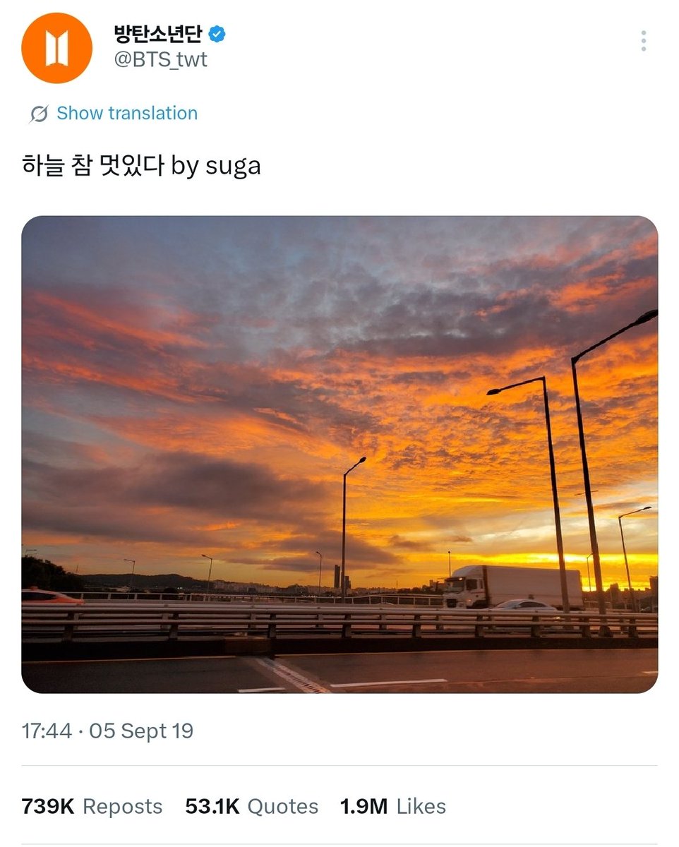 [เรื่องเล่าจากอาร์มี่] 
TW ⚠️ Su!ic!de, ch!ld abuse, v!olence

บางคนอาจมองว่าทวิตรูปท้องฟ้าของยุนกิเมื่อปี 2019 เป็นเพียงโพสต์ธรรมดา แต่สำหรับใครหลายคนมันกลายเป็น “พื้นที่แห่งความปลอดภัย”

วันหนึ่งในปี 2020 อาร์มี่วัย 15 ปีคนหนึ่งได้มาเล่าเรื่องราวชีวิตของเธอไว้ใต้ทวิตนั้น