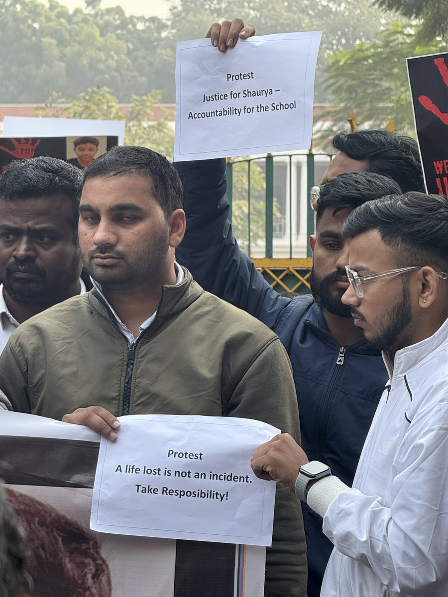 pri_kandpal's tweet image. बच्चा ज़िंदा रहेगा तो ही कुछ बनेगा..
दिल्ली में 16 साल के बच्चे ने suicide कर लिया, सुसाइड नोट पर स्कूल के टीचर्स पर प्रताड़ना का लगाया आरोप 
आज पैरेंट्स और पारिवारिक दोस्तों ने उसी स्कूल के आगे बच्चे के लिए किया प्रदर्शन 

#protest #suicide #DelhiNews #justice