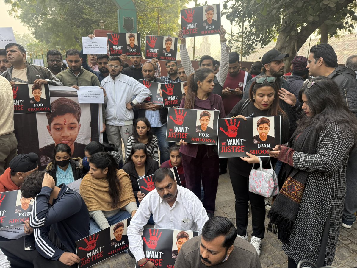 pri_kandpal's tweet image. बच्चा ज़िंदा रहेगा तो ही कुछ बनेगा..
दिल्ली में 16 साल के बच्चे ने suicide कर लिया, सुसाइड नोट पर स्कूल के टीचर्स पर प्रताड़ना का लगाया आरोप 
आज पैरेंट्स और पारिवारिक दोस्तों ने उसी स्कूल के आगे बच्चे के लिए किया प्रदर्शन 

#protest #suicide #DelhiNews #justice