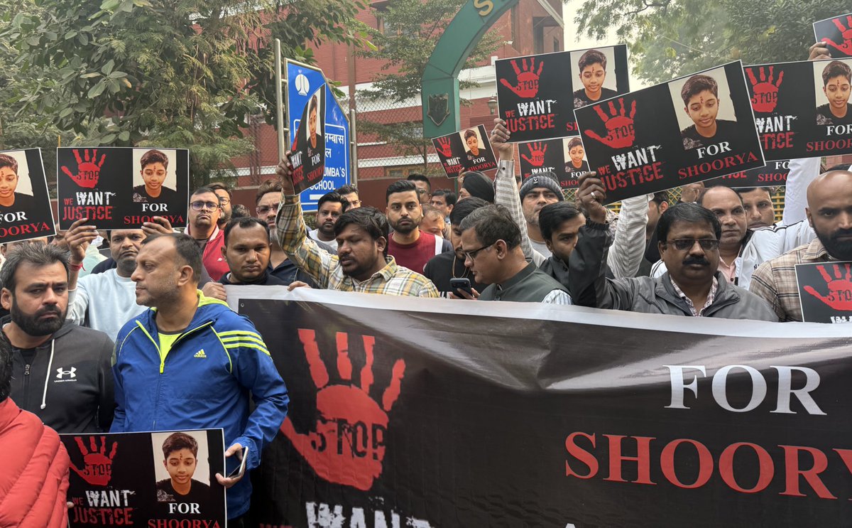 pri_kandpal's tweet image. बच्चा ज़िंदा रहेगा तो ही कुछ बनेगा..
दिल्ली में 16 साल के बच्चे ने suicide कर लिया, सुसाइड नोट पर स्कूल के टीचर्स पर प्रताड़ना का लगाया आरोप 
आज पैरेंट्स और पारिवारिक दोस्तों ने उसी स्कूल के आगे बच्चे के लिए किया प्रदर्शन 

#protest #suicide #DelhiNews #justice