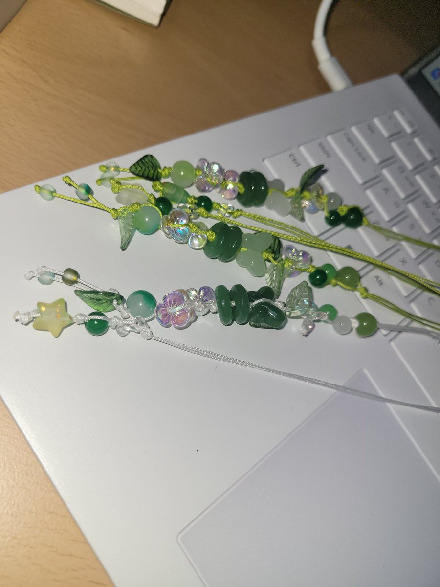 #RT 
저 곧 생일입니다
그러니까
선물ㅇ을 드릴게요(?
알티하시면 추첨을통해 끈갈피증정(사진속끈갈피는아니고.딴것임듀
당발은
생일에~ 11/25